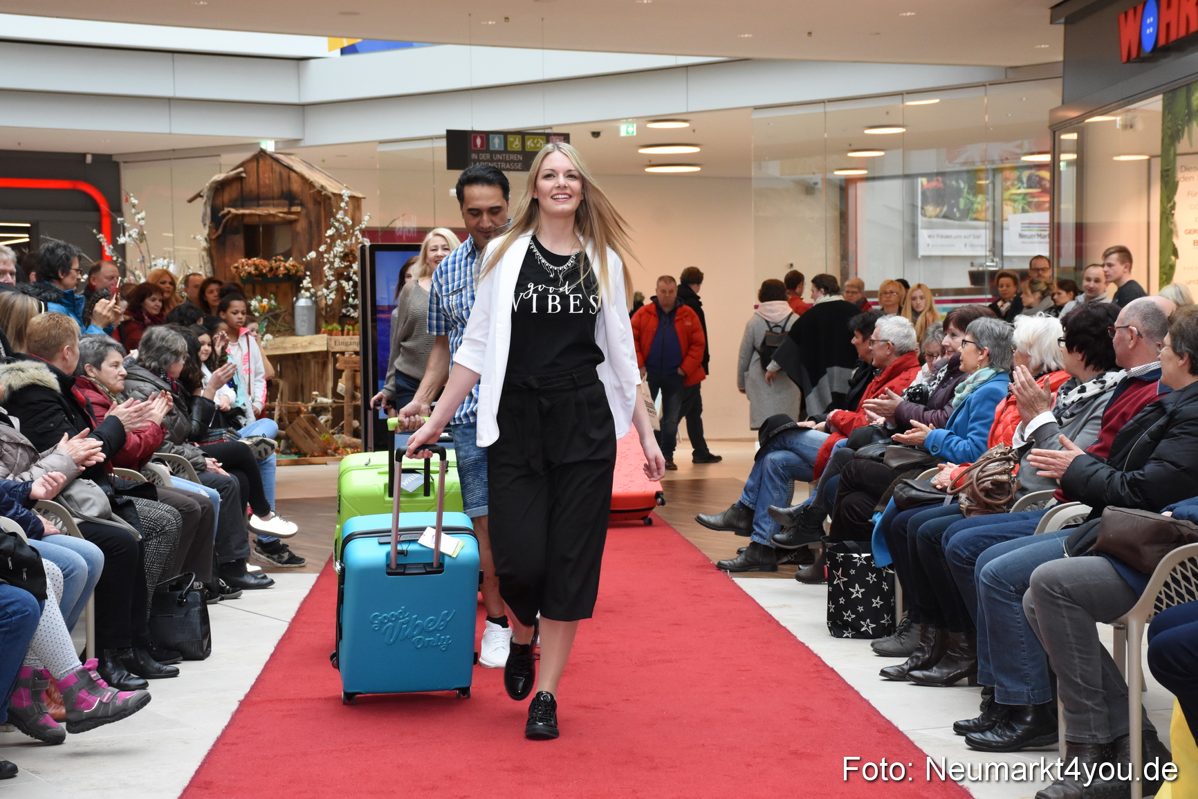 Fruehjahrsmodenschau NeuerMarkt 170318 0122