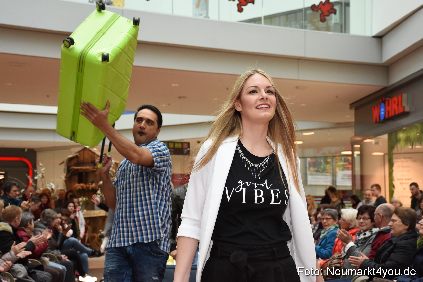 Fruehjahrsmodenschau NeuerMarkt 170318 0123