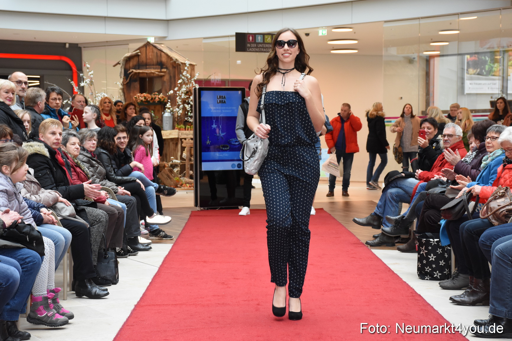 Fruehjahrsmodenschau NeuerMarkt 170318 0127