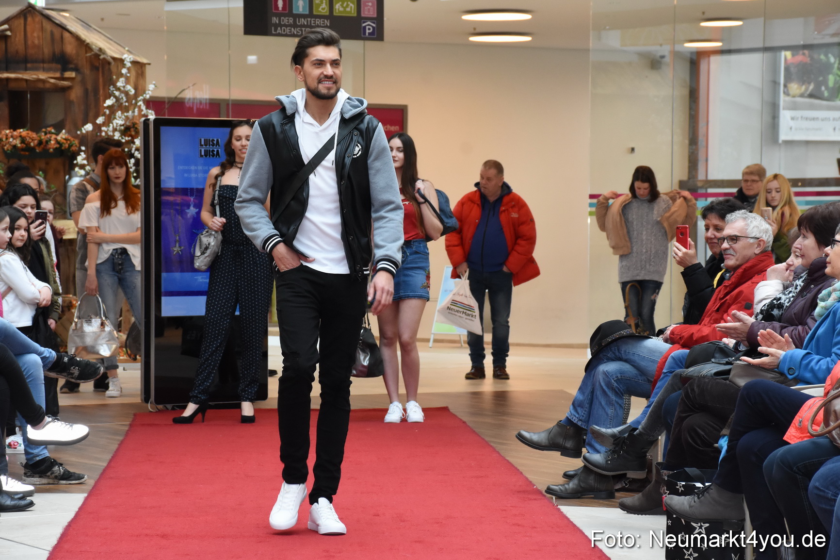 Fruehjahrsmodenschau NeuerMarkt 170318 0129
