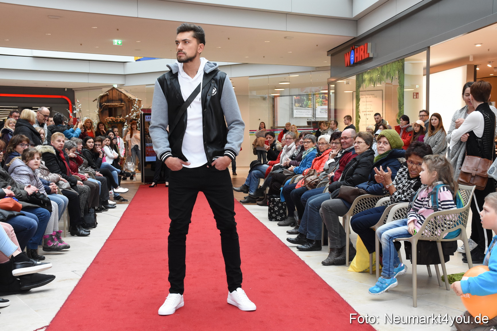 Fruehjahrsmodenschau NeuerMarkt 170318 0130