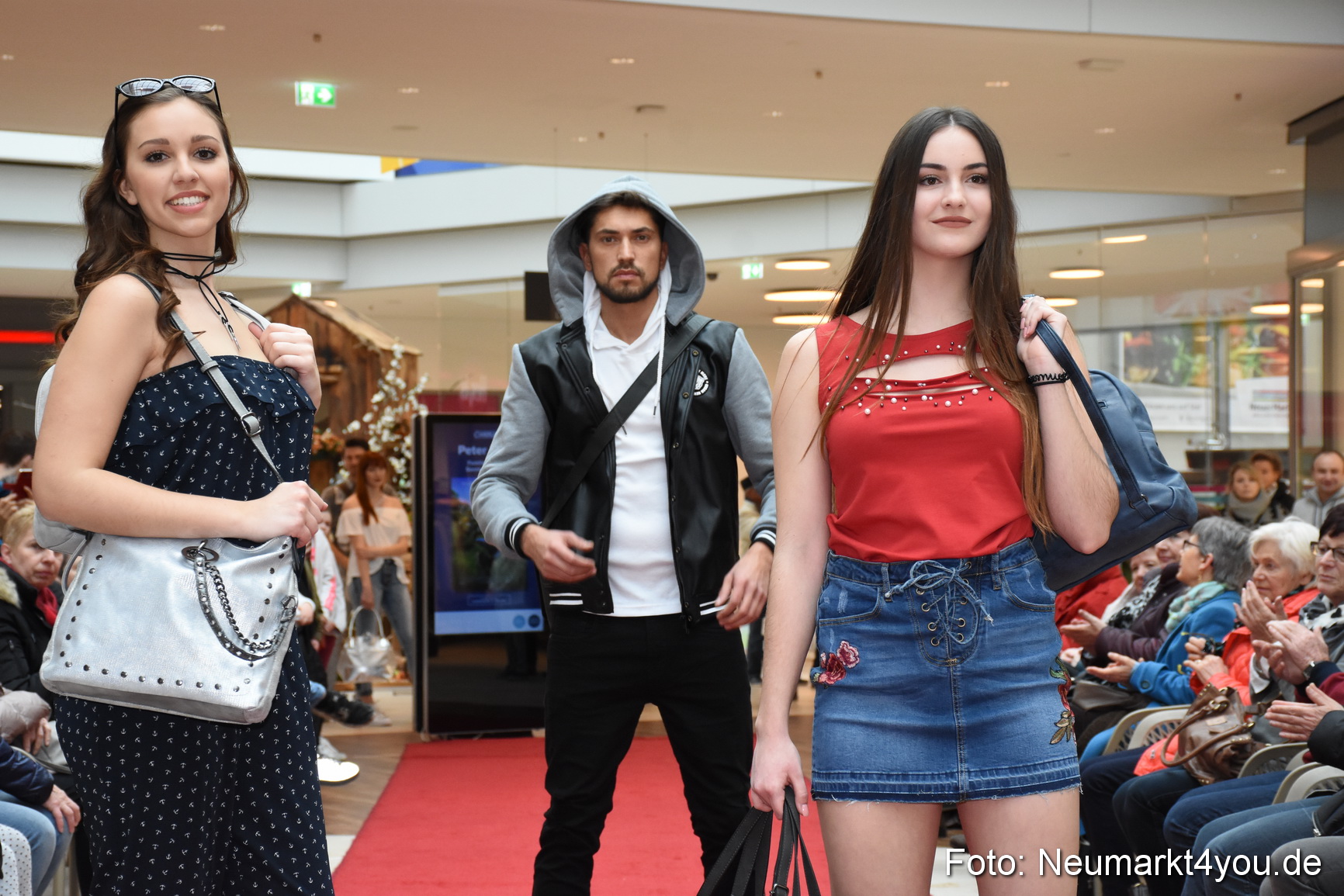 Fruehjahrsmodenschau NeuerMarkt 170318 0131