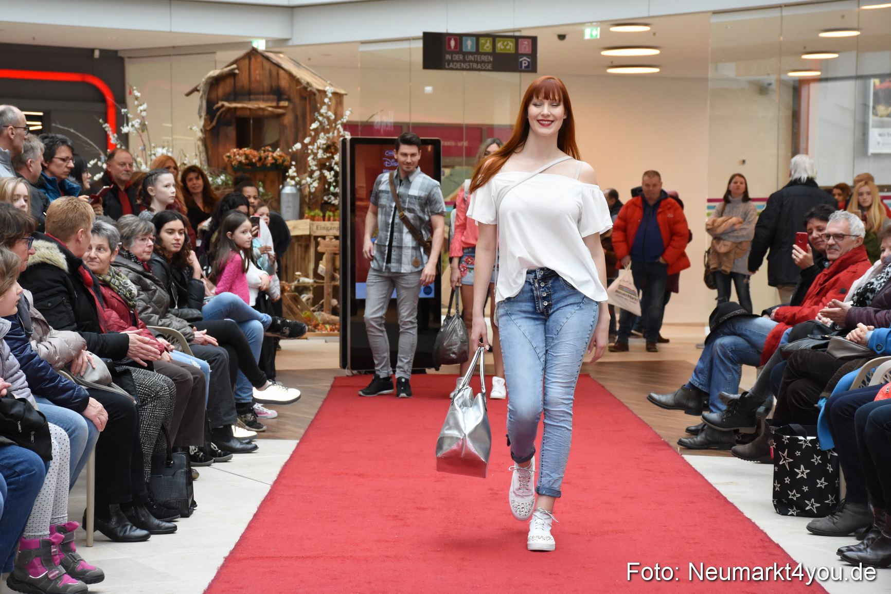Fruehjahrsmodenschau NeuerMarkt 170318 0133