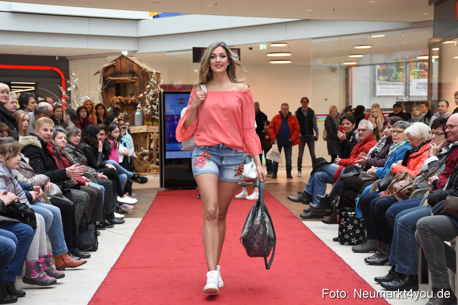 Fruehjahrsmodenschau NeuerMarkt 170318 0135