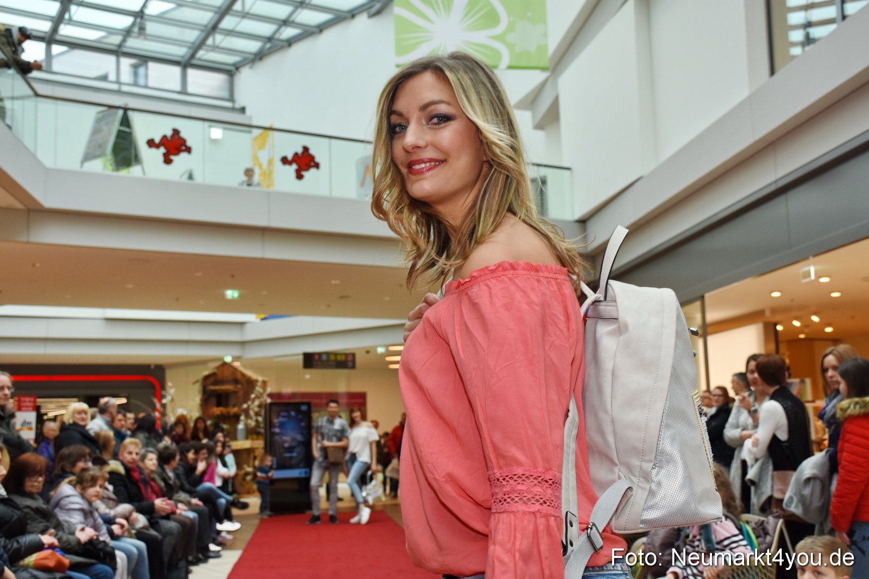 Fruehjahrsmodenschau NeuerMarkt 170318 0136