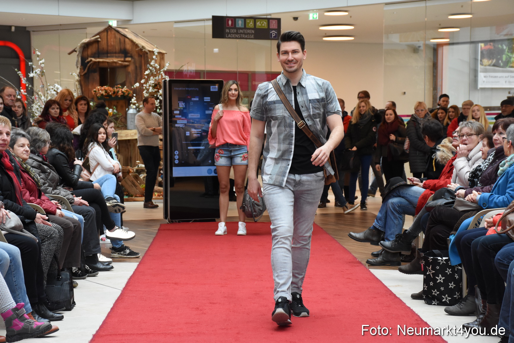 Fruehjahrsmodenschau NeuerMarkt 170318 0137