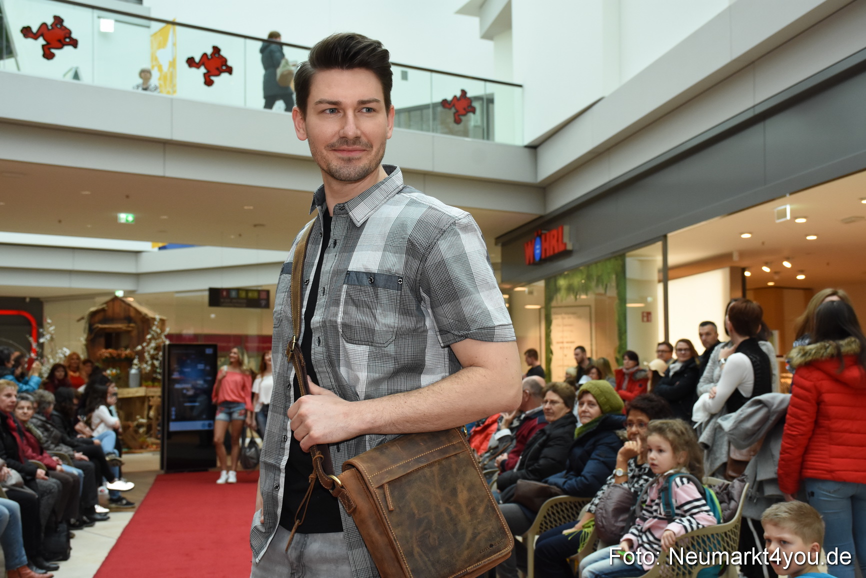 Fruehjahrsmodenschau NeuerMarkt 170318 0138