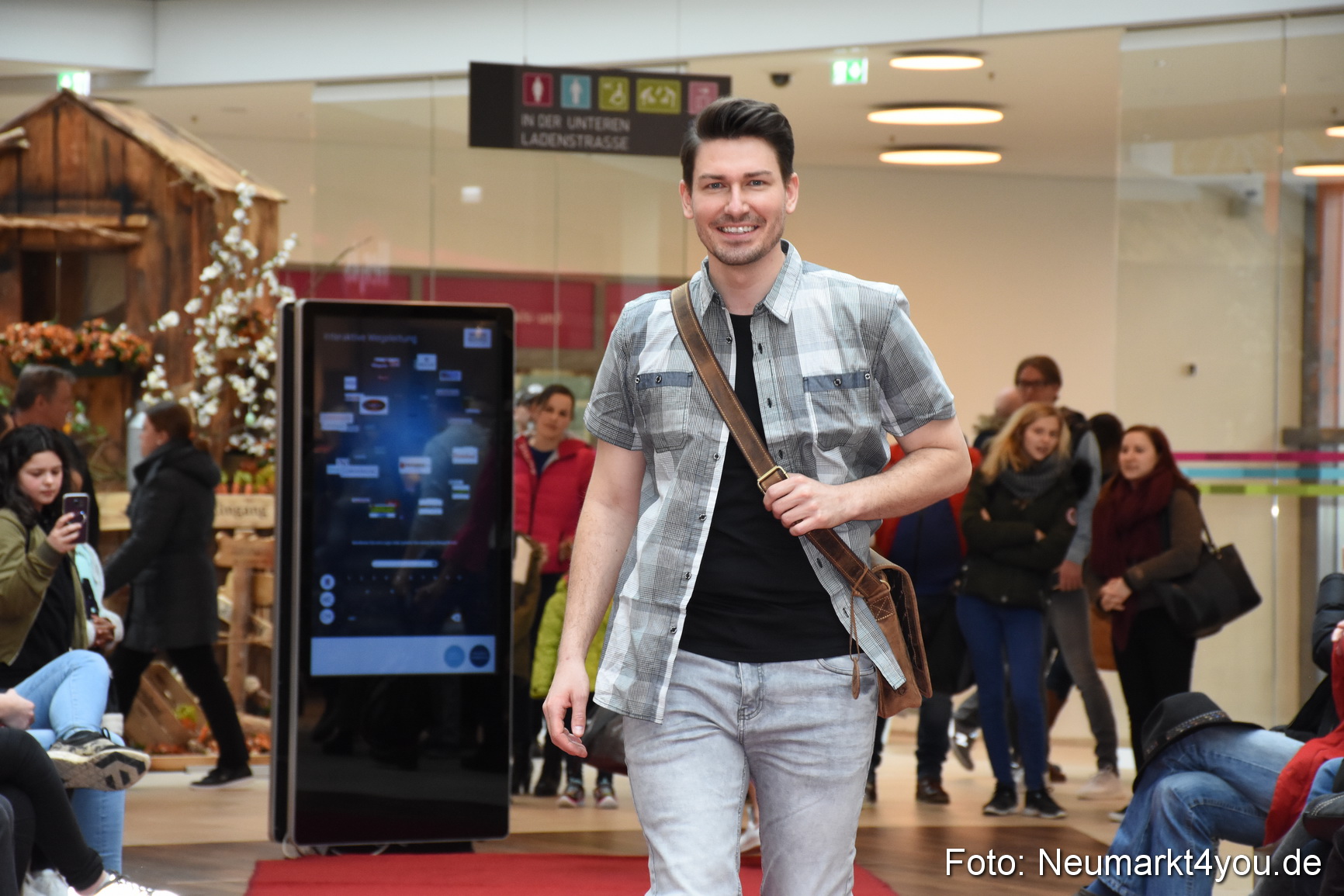 Fruehjahrsmodenschau NeuerMarkt 170318 0140