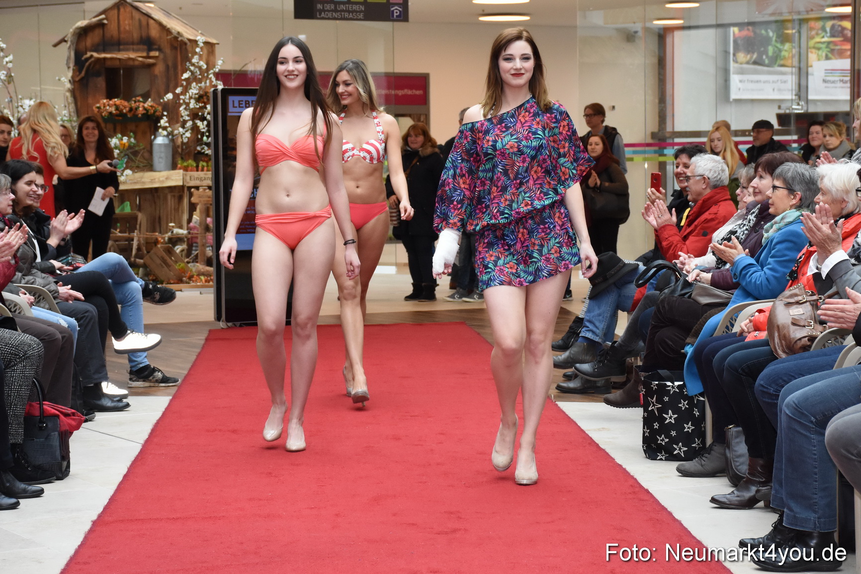 Fruehjahrsmodenschau NeuerMarkt 170318 0141
