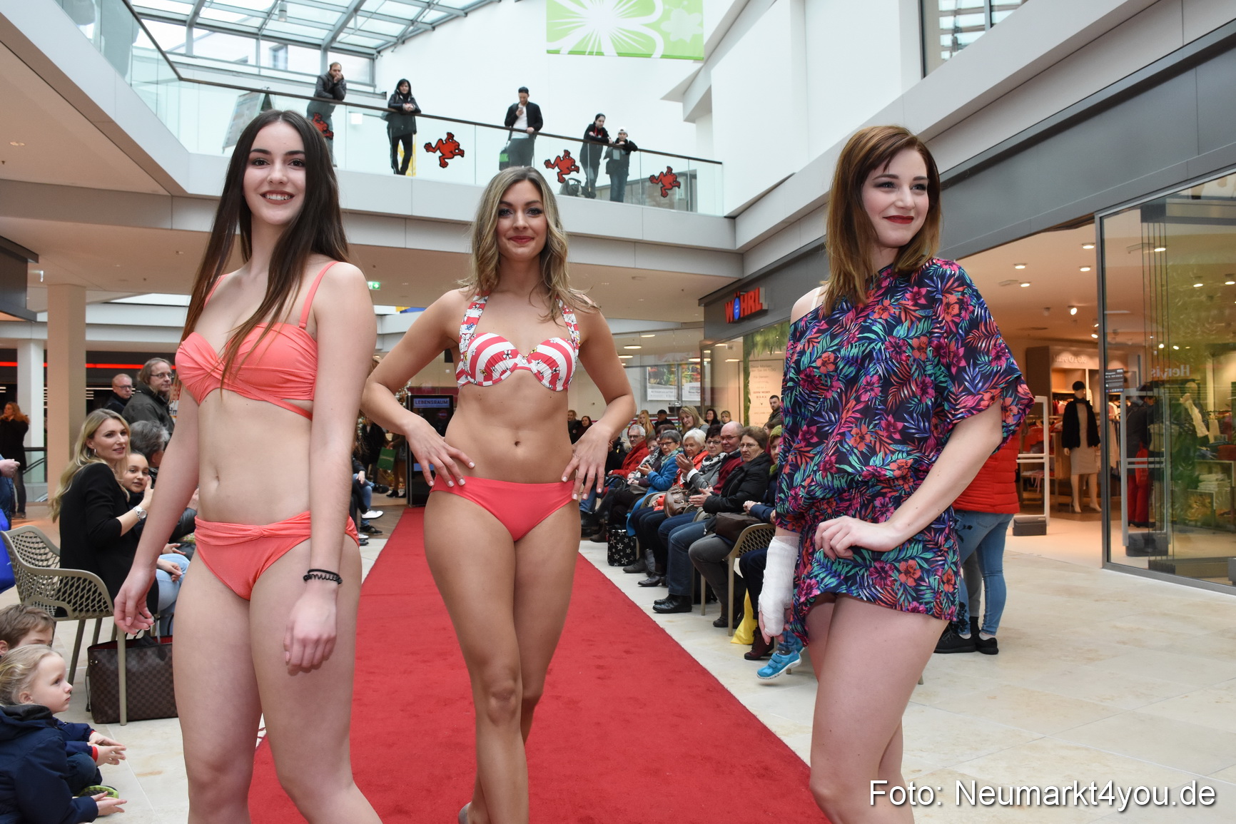 Fruehjahrsmodenschau NeuerMarkt 170318 0143