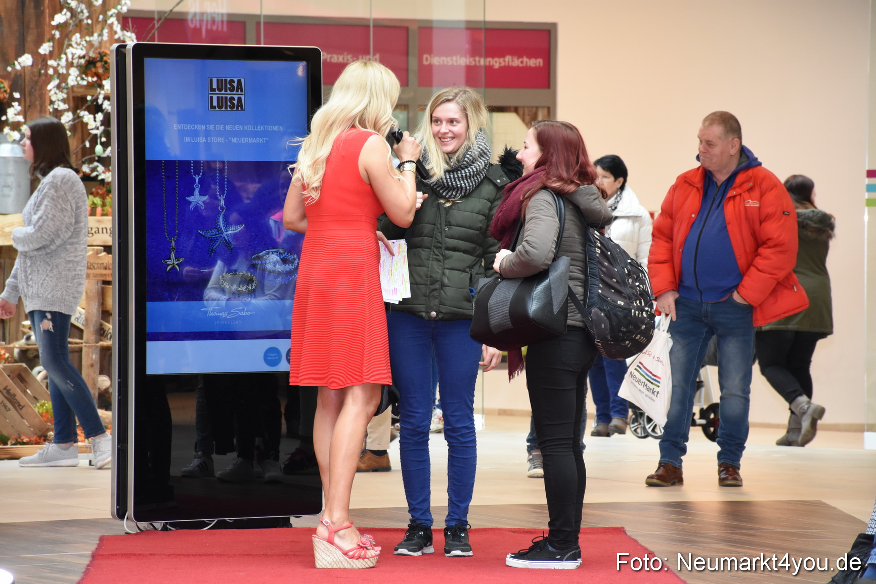 Fruehjahrsmodenschau NeuerMarkt 170318 0147