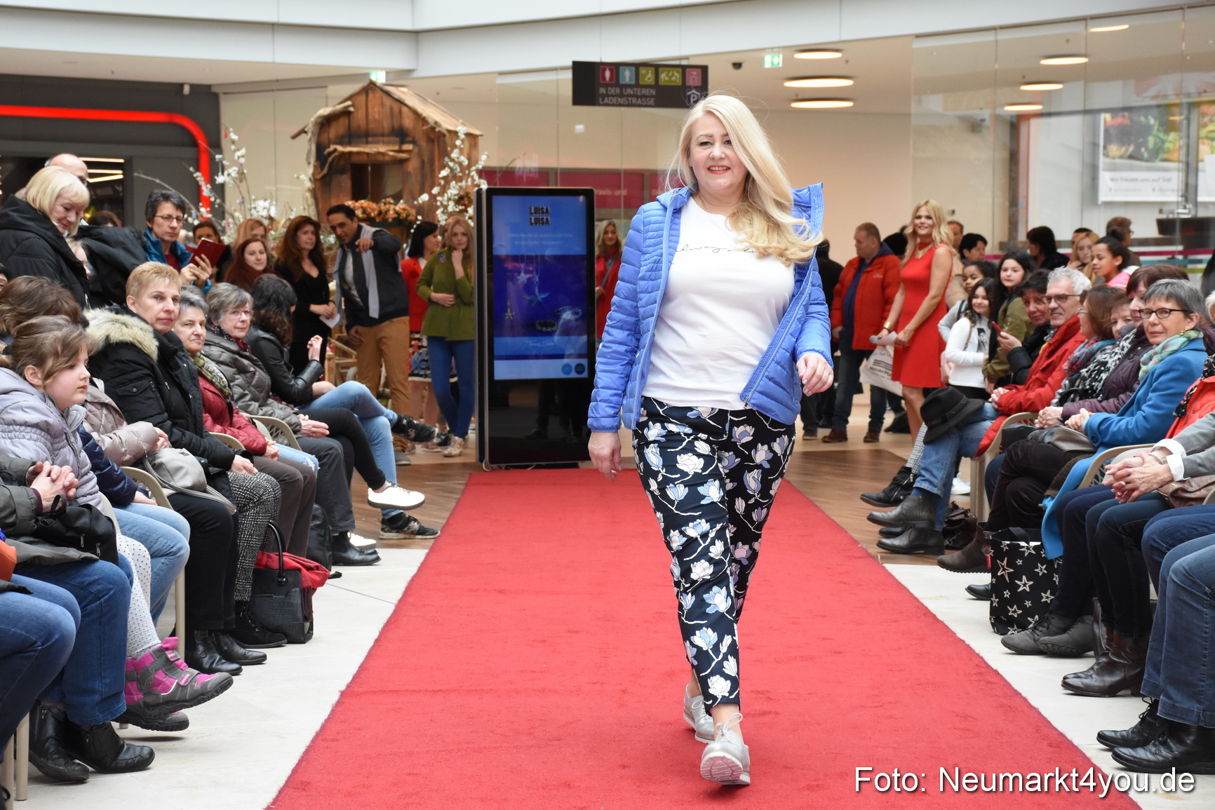 Fruehjahrsmodenschau NeuerMarkt 170318 0148