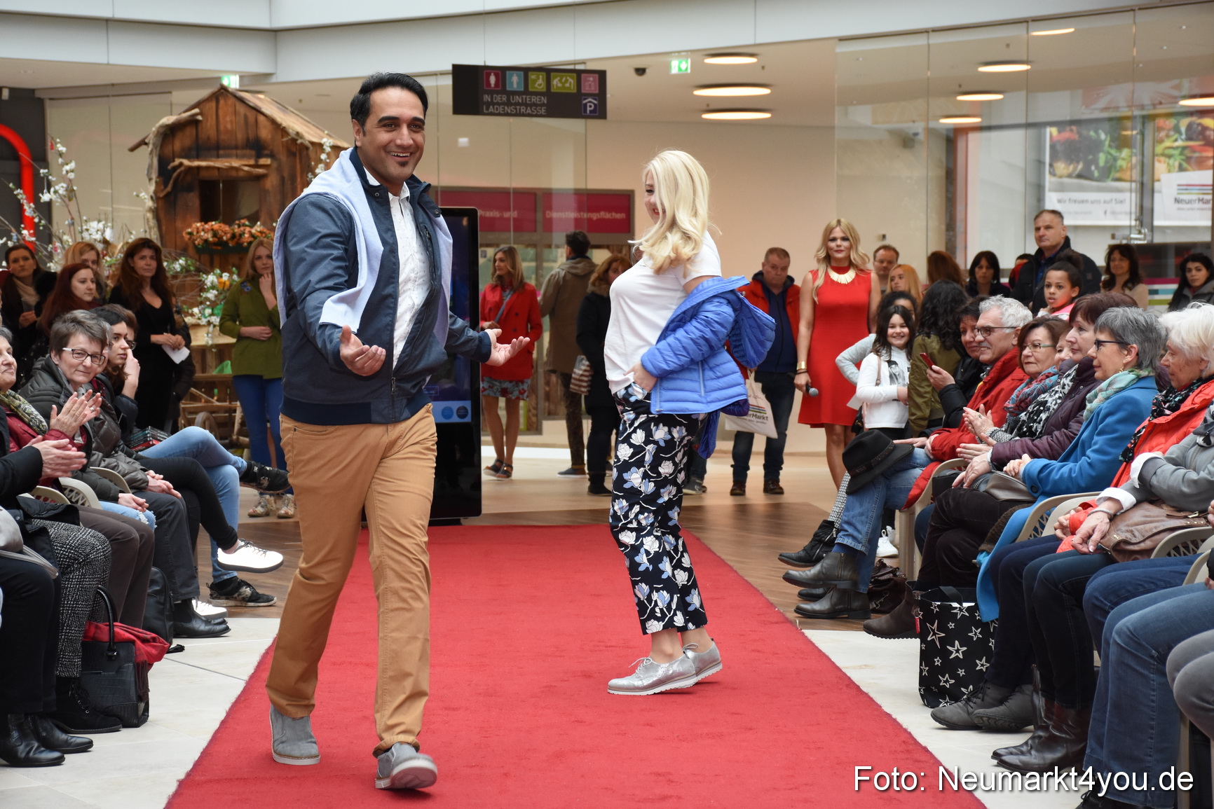 Fruehjahrsmodenschau NeuerMarkt 170318 0150