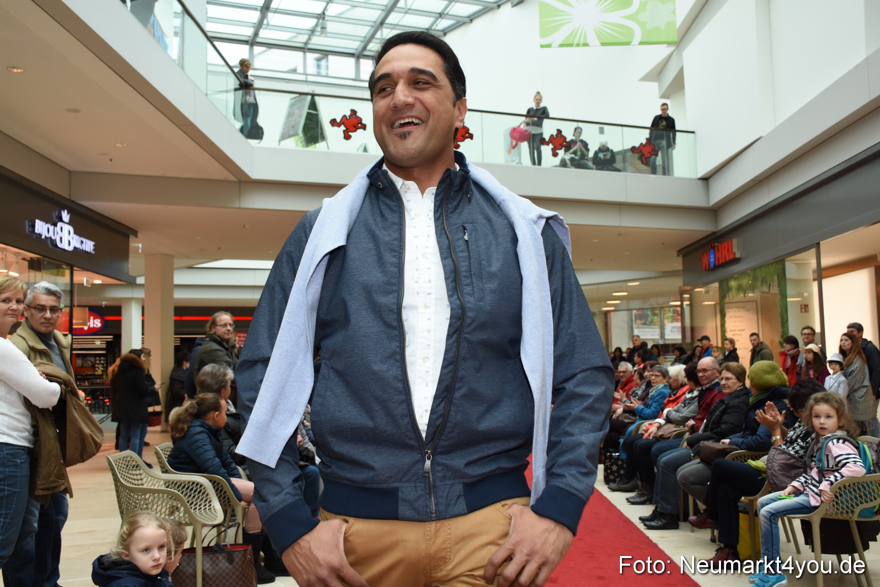 Fruehjahrsmodenschau NeuerMarkt 170318 0151