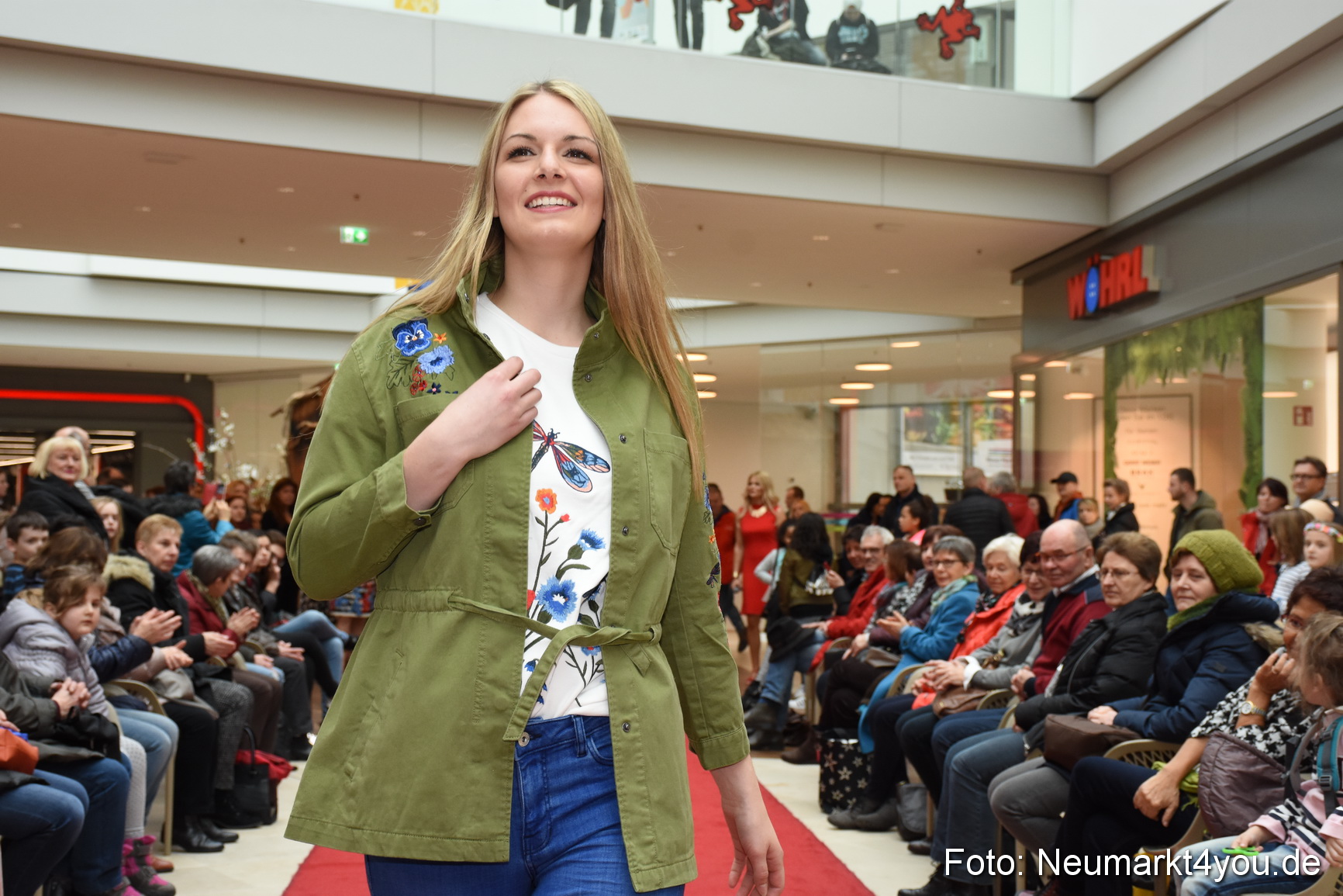 Fruehjahrsmodenschau NeuerMarkt 170318 0153