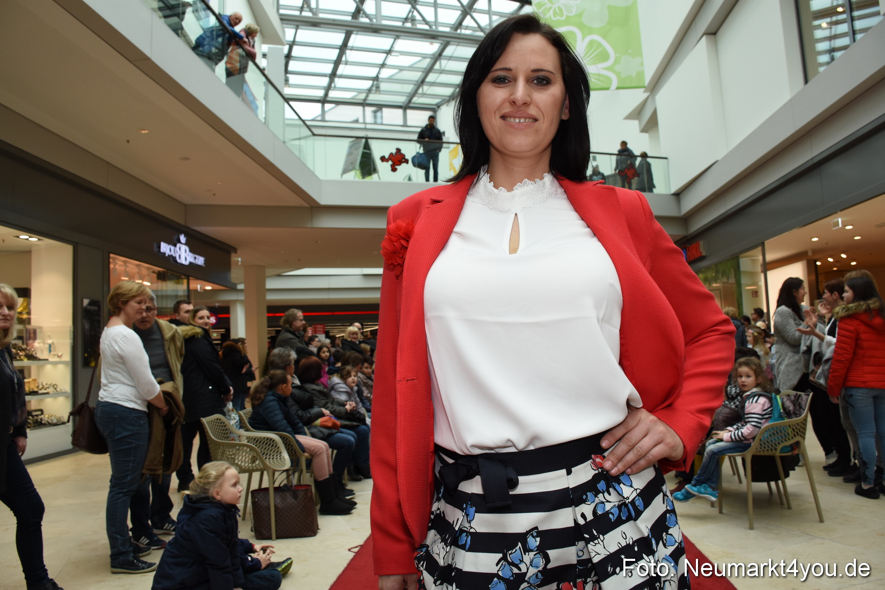 Fruehjahrsmodenschau NeuerMarkt 170318 0155