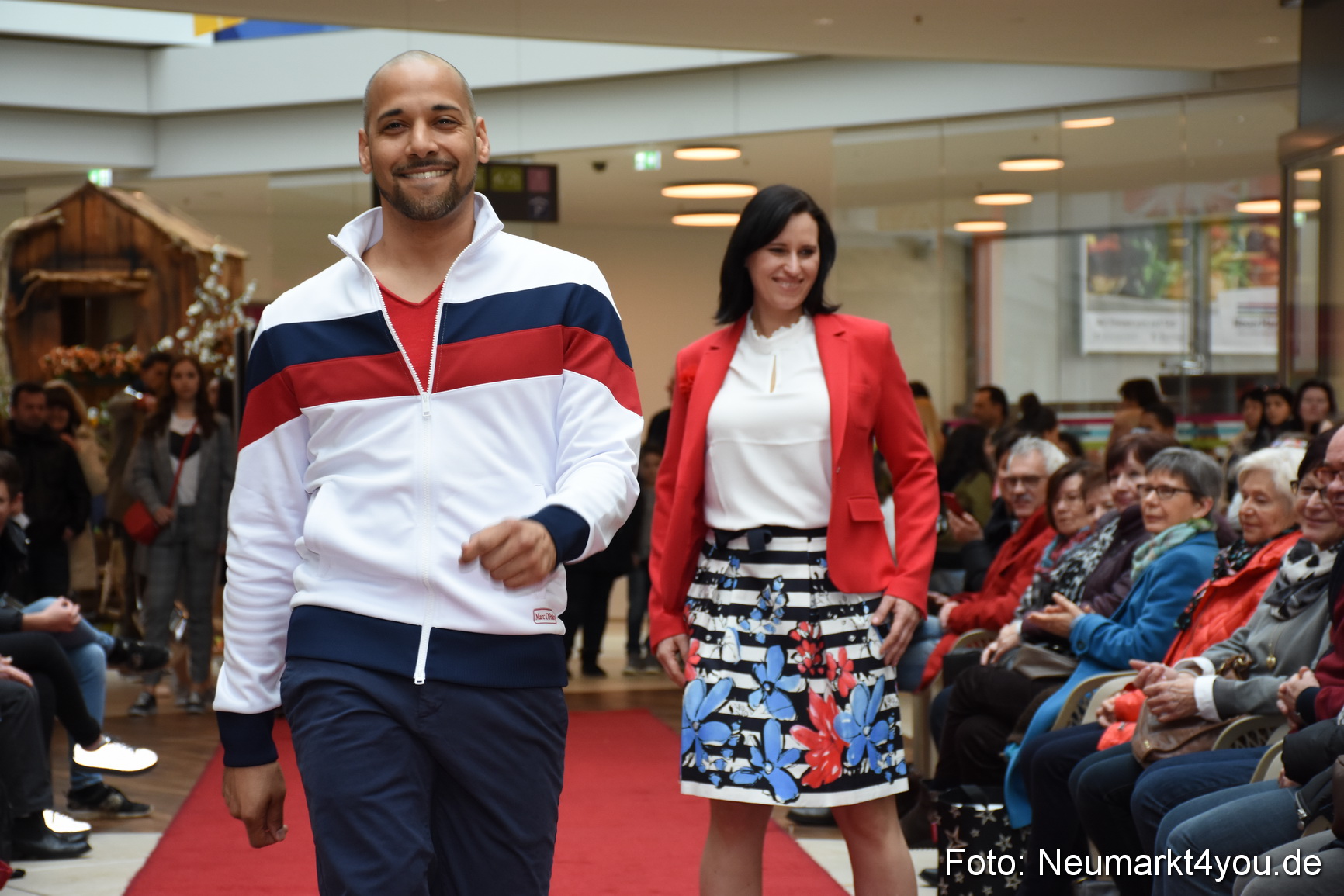 Fruehjahrsmodenschau NeuerMarkt 170318 0156