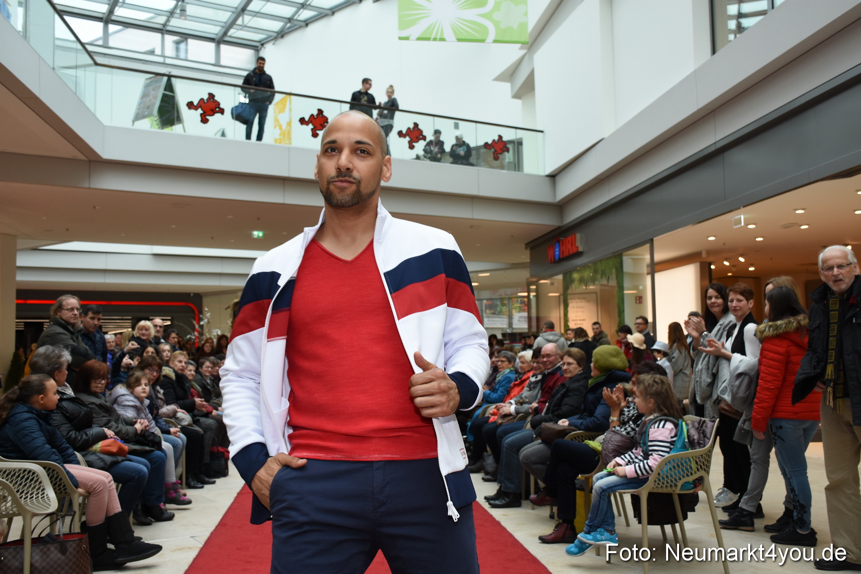 Fruehjahrsmodenschau NeuerMarkt 170318 0157