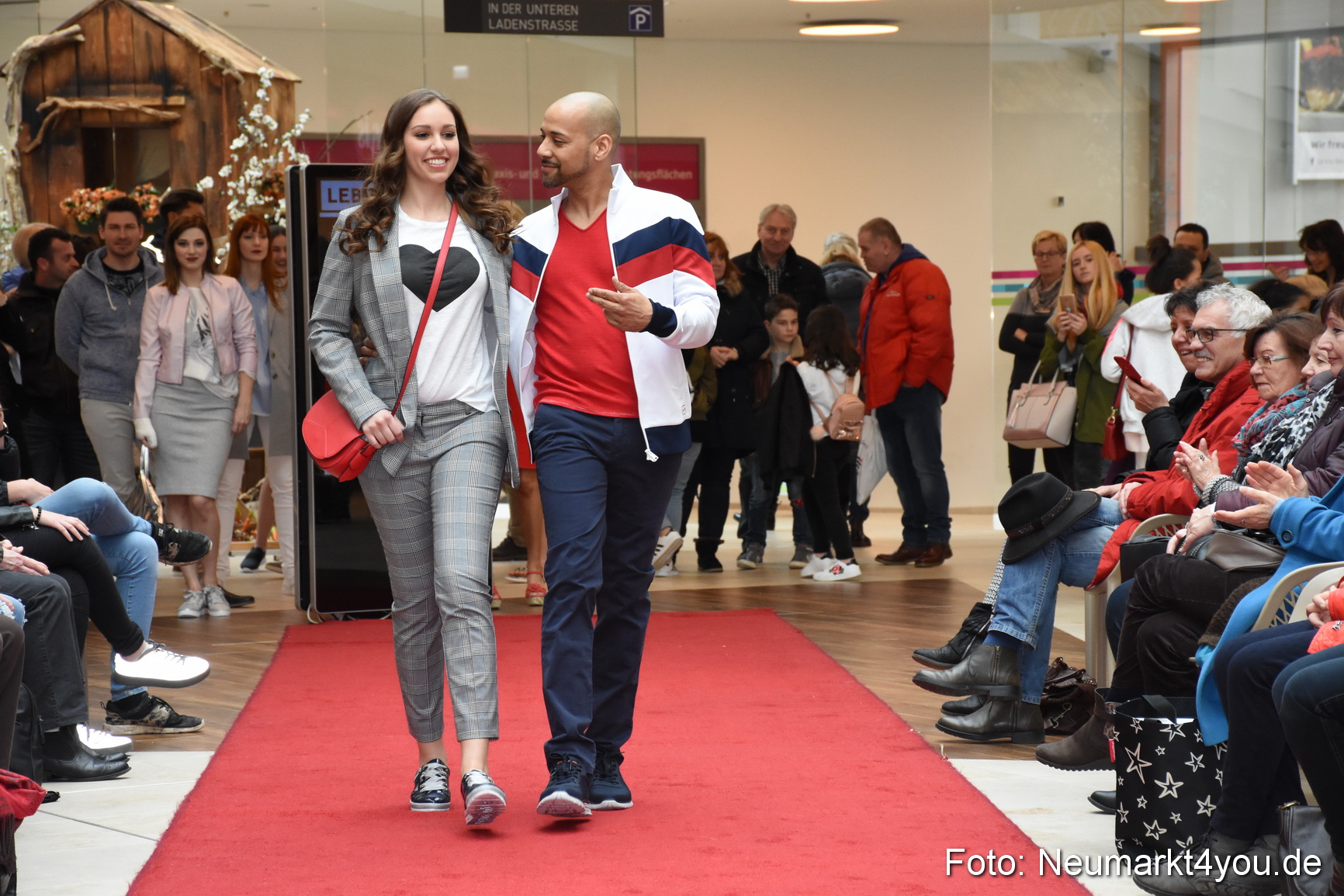 Fruehjahrsmodenschau NeuerMarkt 170318 0158