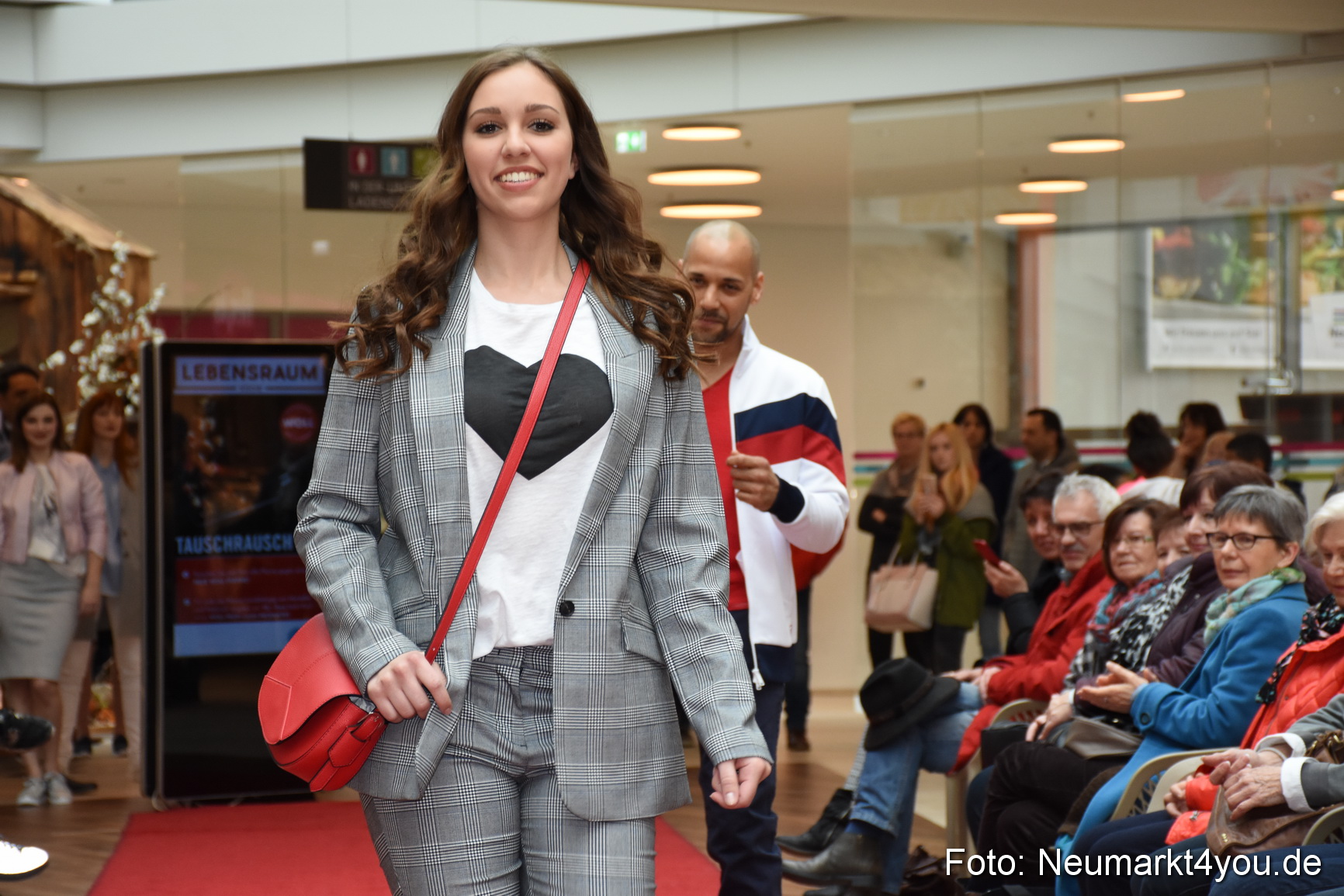 Fruehjahrsmodenschau NeuerMarkt 170318 0160