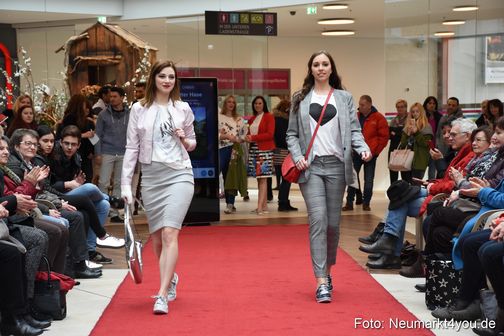 Fruehjahrsmodenschau NeuerMarkt 170318 0162