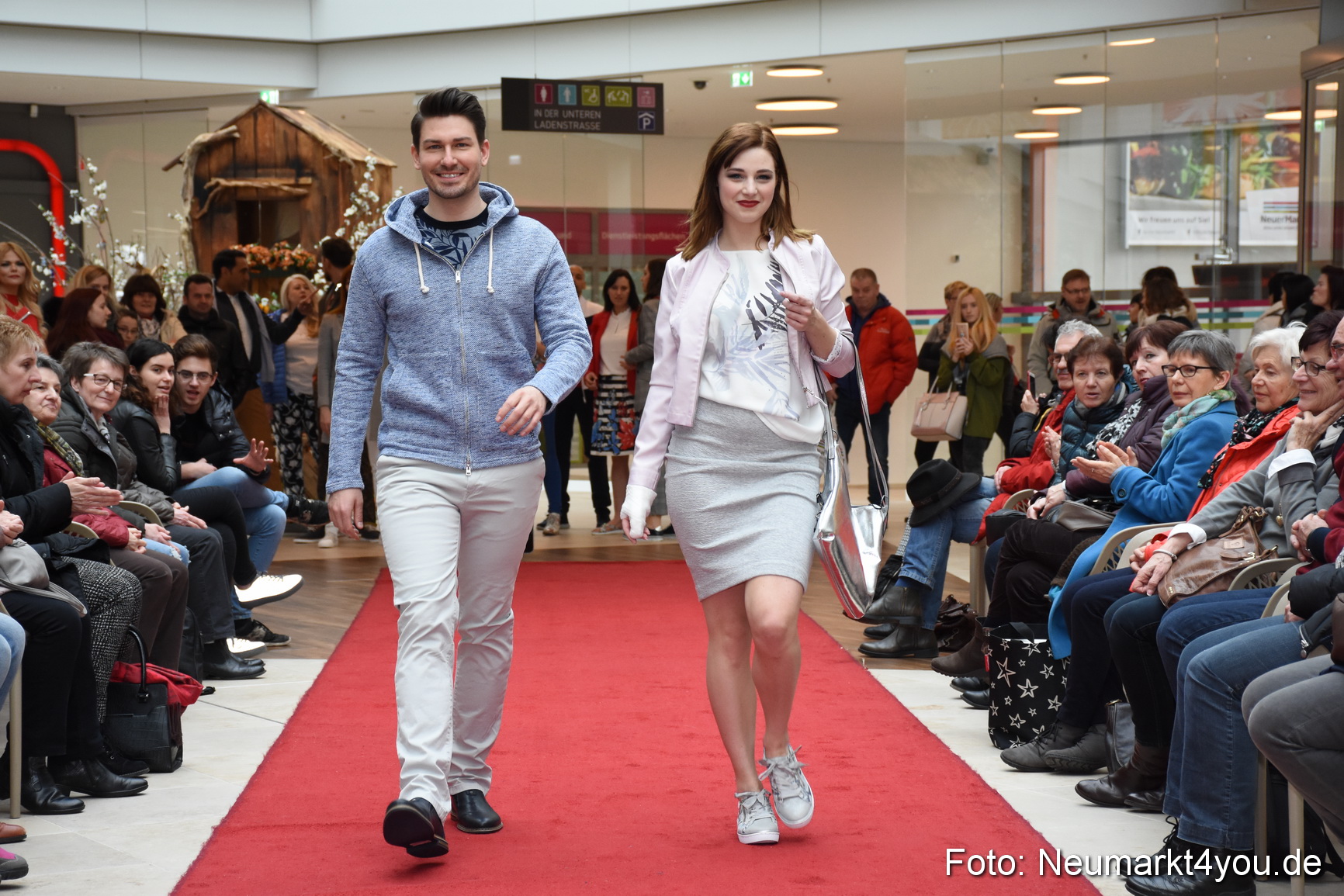 Fruehjahrsmodenschau NeuerMarkt 170318 0164