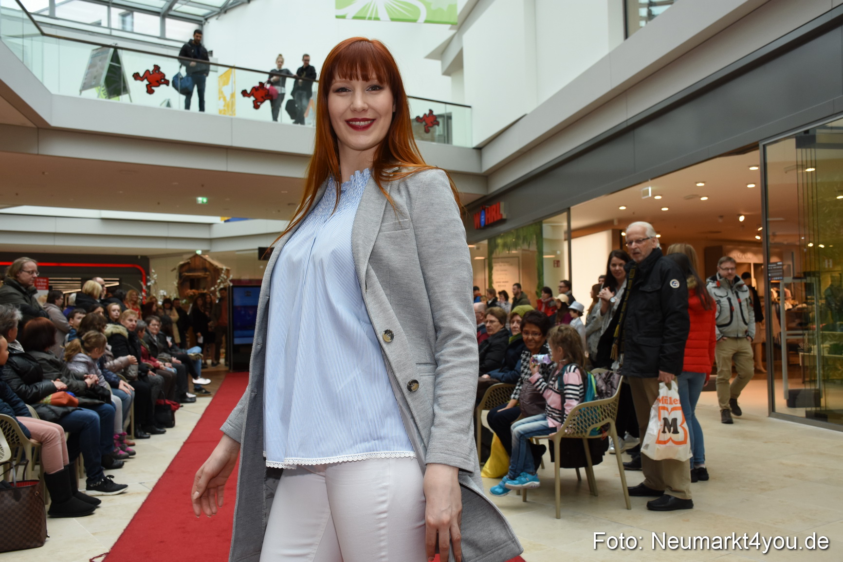 Fruehjahrsmodenschau NeuerMarkt 170318 0167