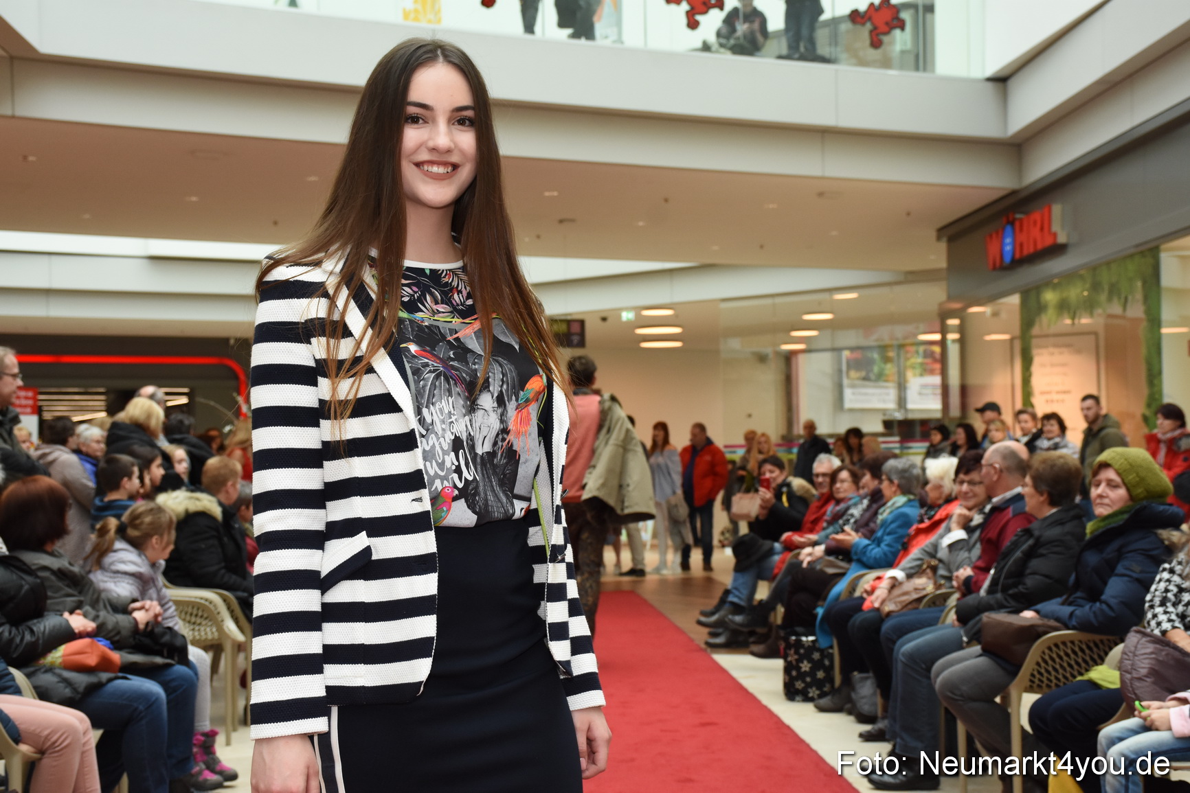 Fruehjahrsmodenschau NeuerMarkt 170318 0170