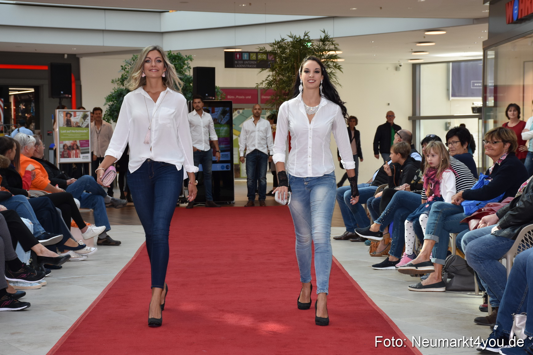 Herbstmodenschau NeuerMarkt 290918 0004