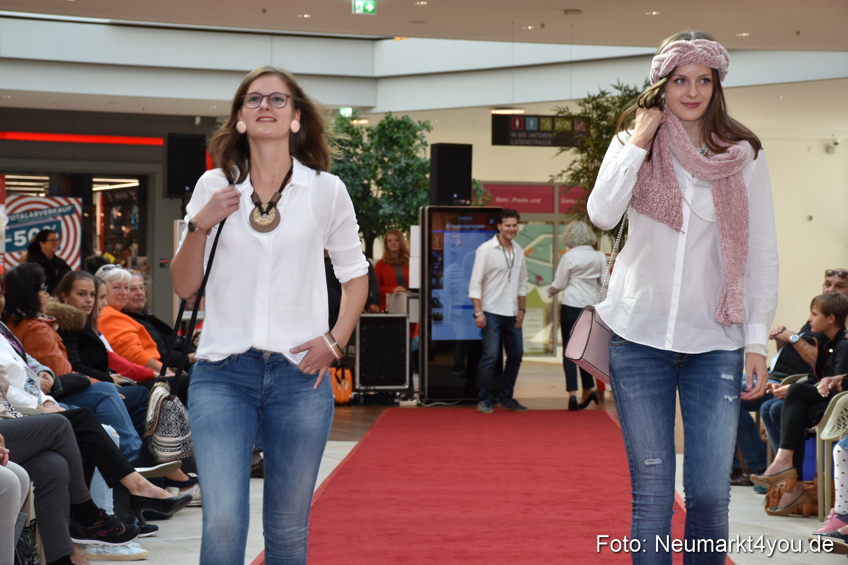 Herbstmodenschau NeuerMarkt 290918 0013