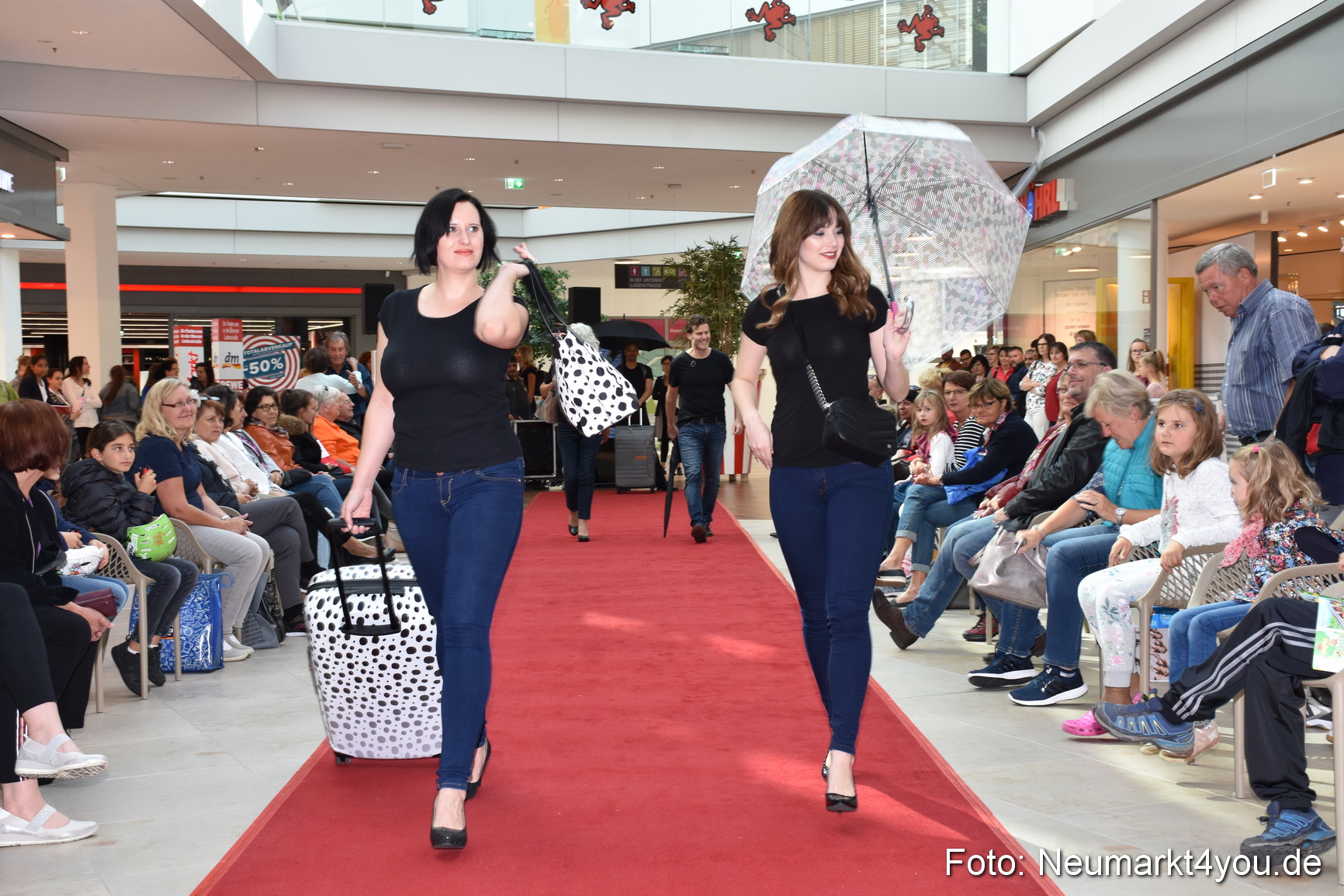 Herbstmodenschau NeuerMarkt 290918 0022