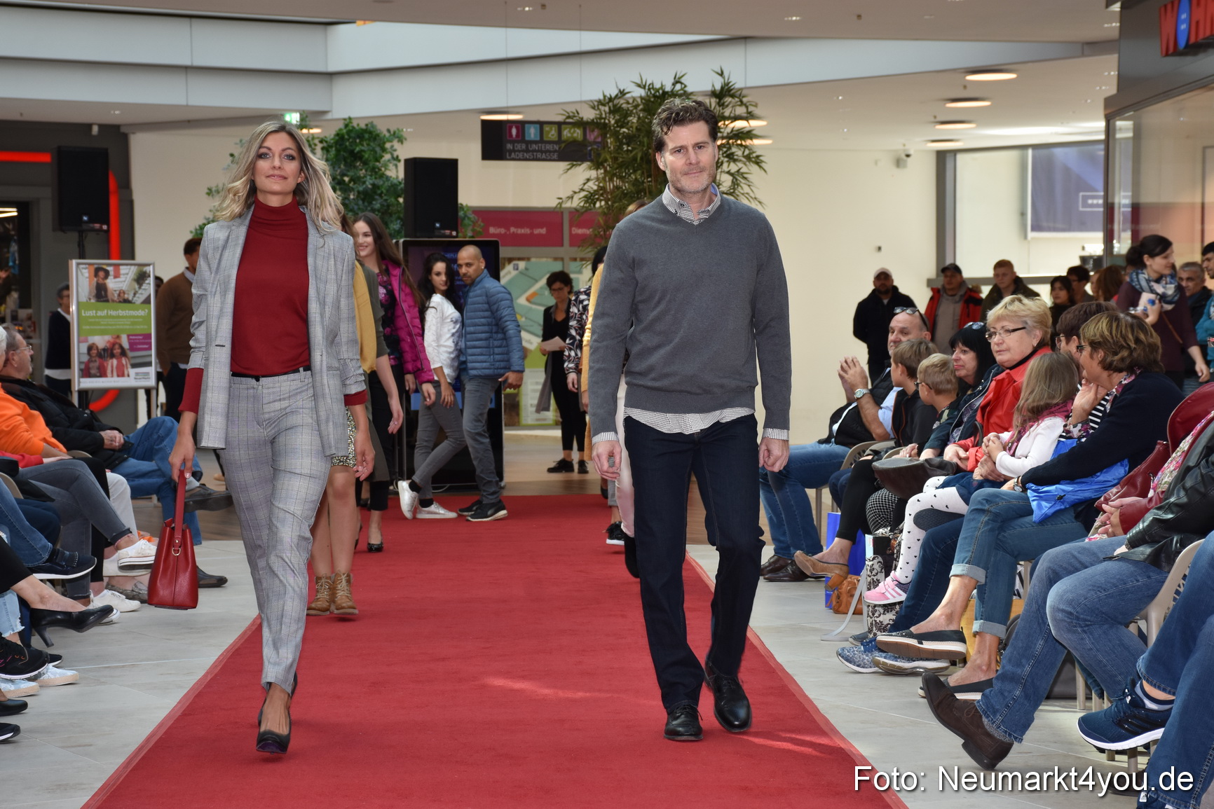 Herbstmodenschau NeuerMarkt 290918 0038
