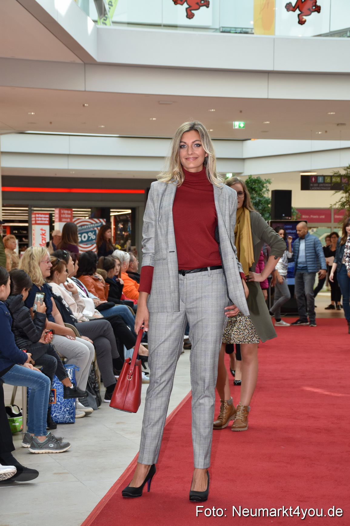 Herbstmodenschau NeuerMarkt 290918 0039