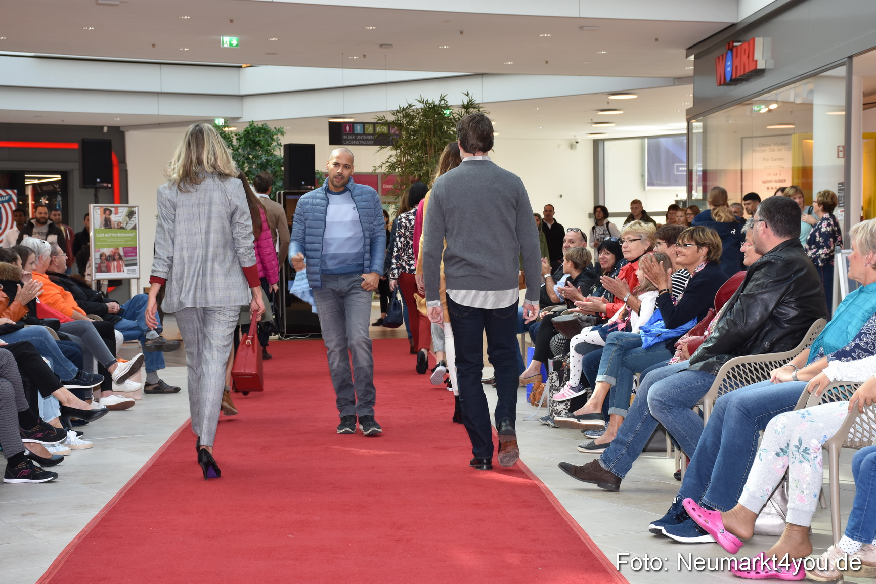 Herbstmodenschau NeuerMarkt 290918 0040