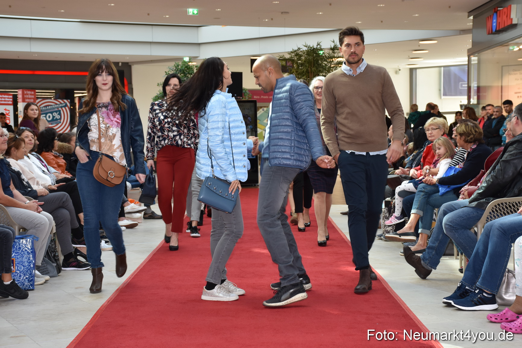 Herbstmodenschau NeuerMarkt 290918 0041