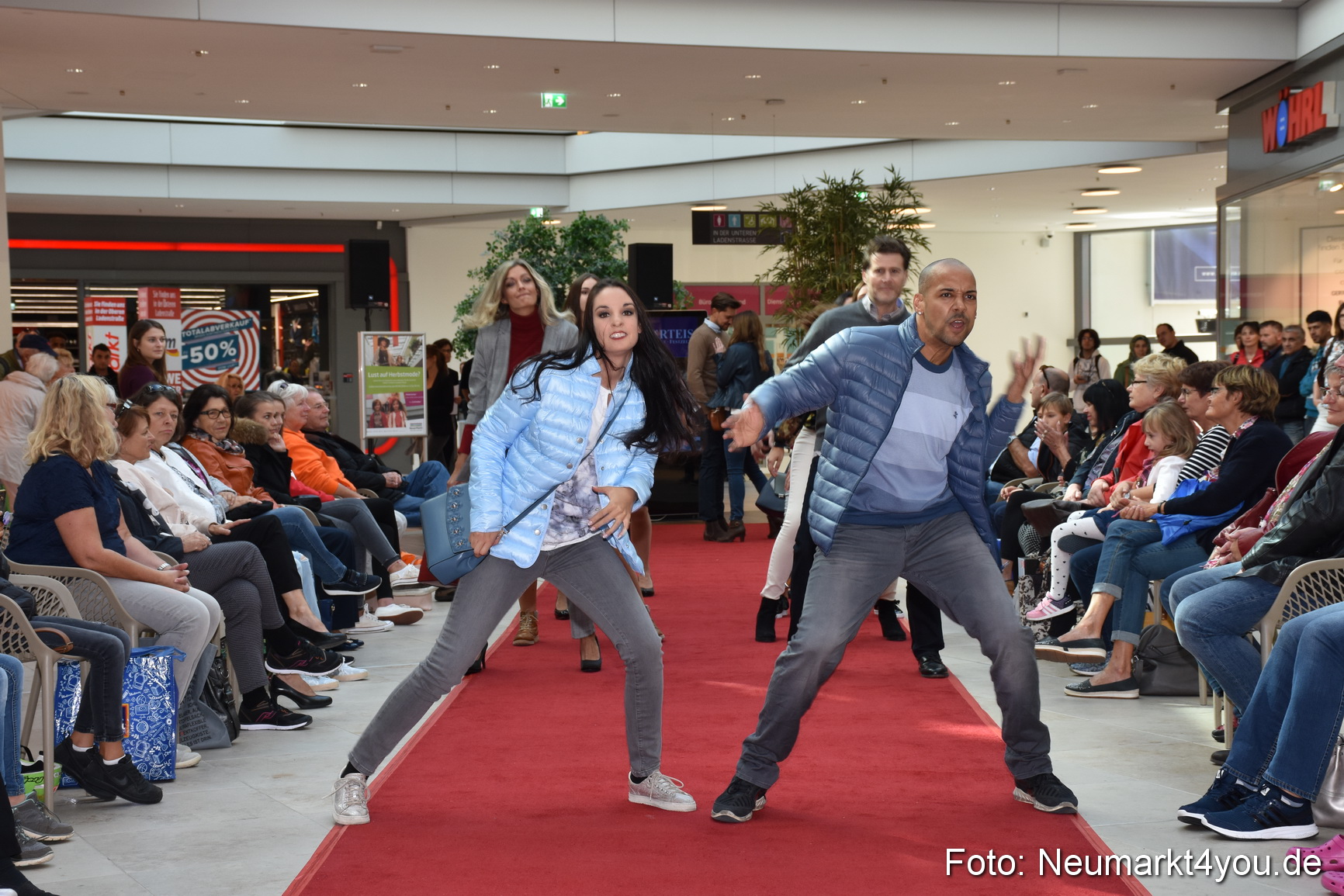 Herbstmodenschau NeuerMarkt 290918 0044