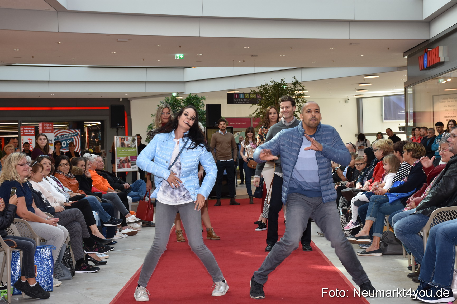 Herbstmodenschau NeuerMarkt 290918 0045