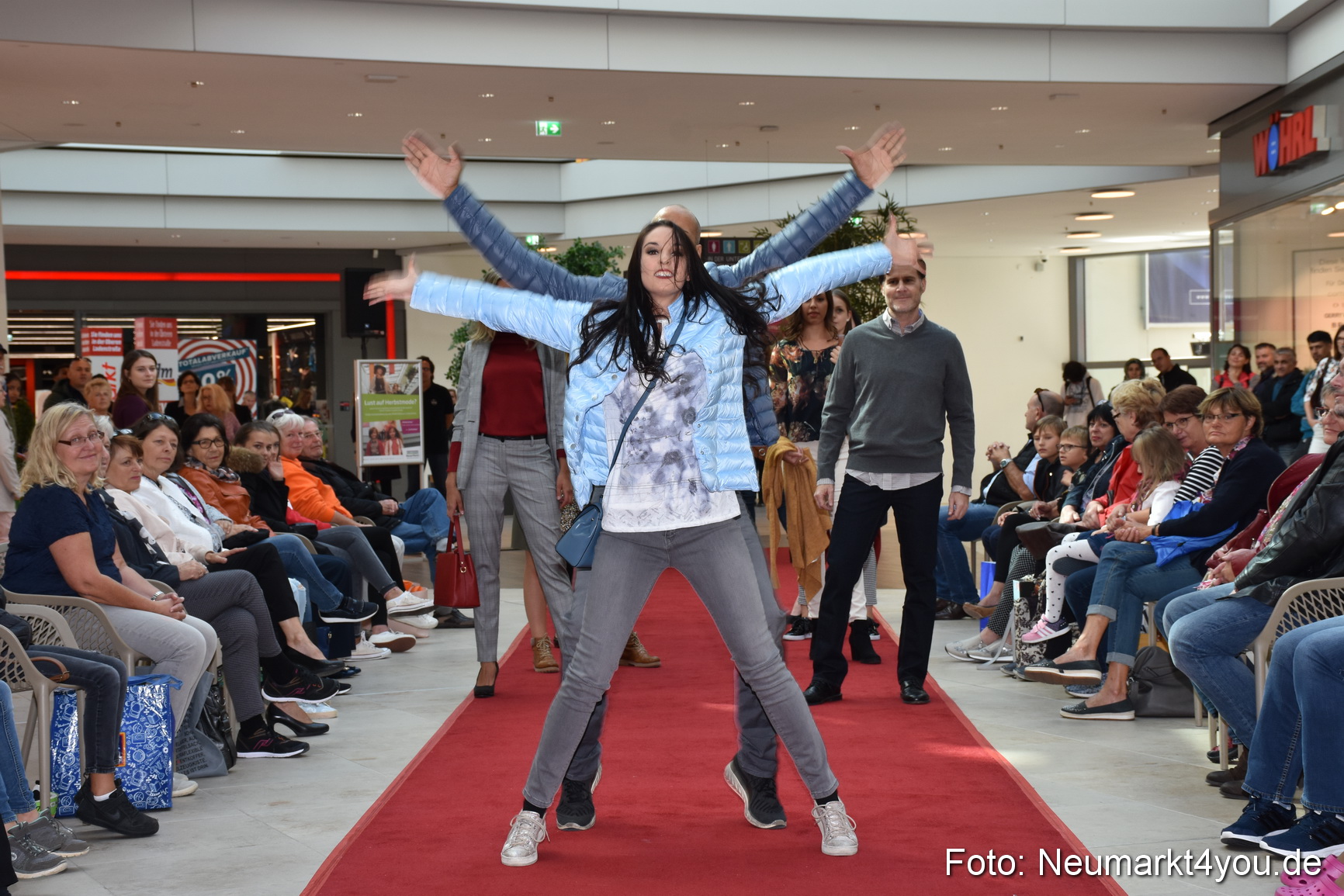 Herbstmodenschau NeuerMarkt 290918 0046