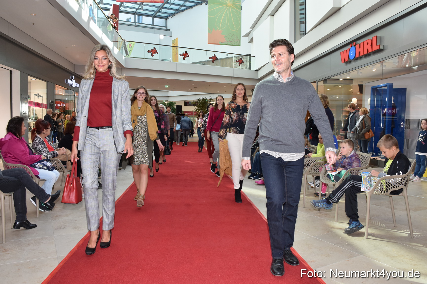 Herbstmodenschau NeuerMarkt 290918 0047