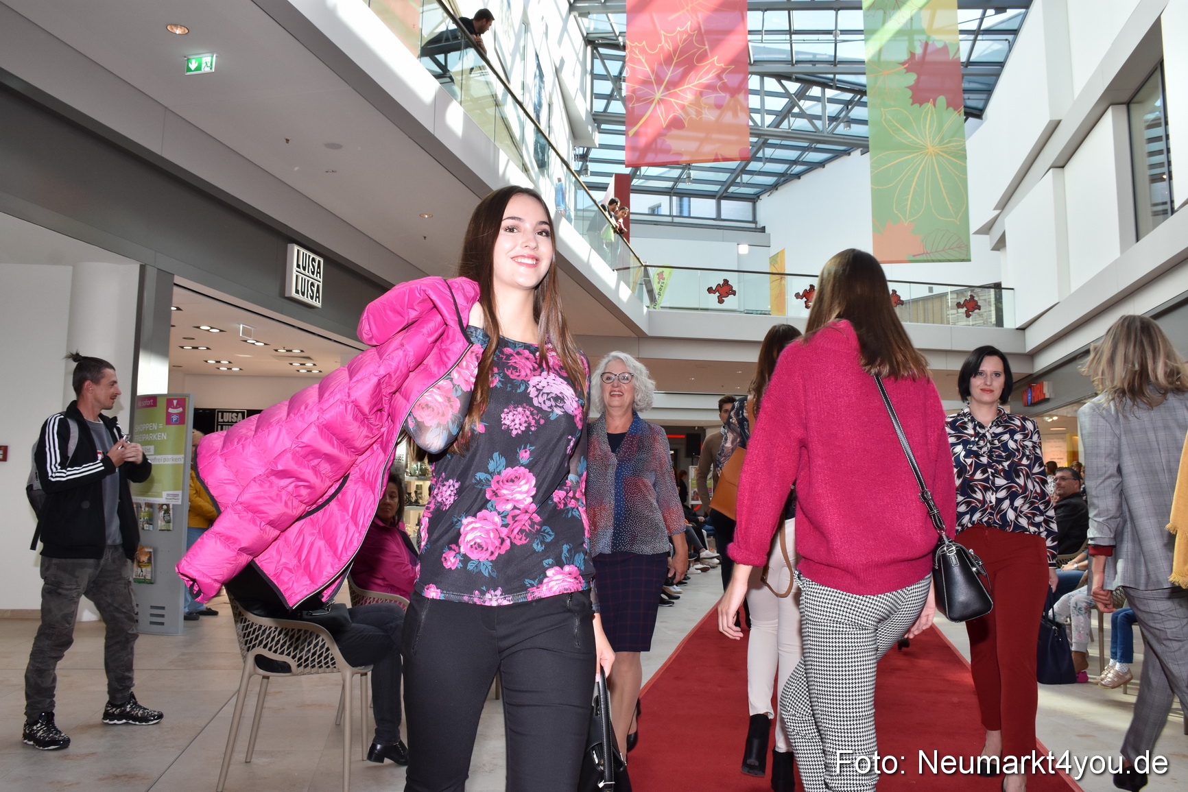 Herbstmodenschau NeuerMarkt 290918 0048