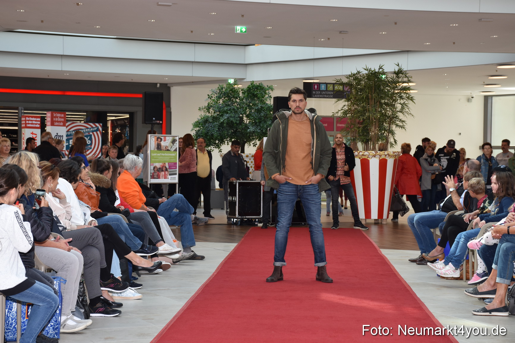 Herbstmodenschau NeuerMarkt 290918 0057