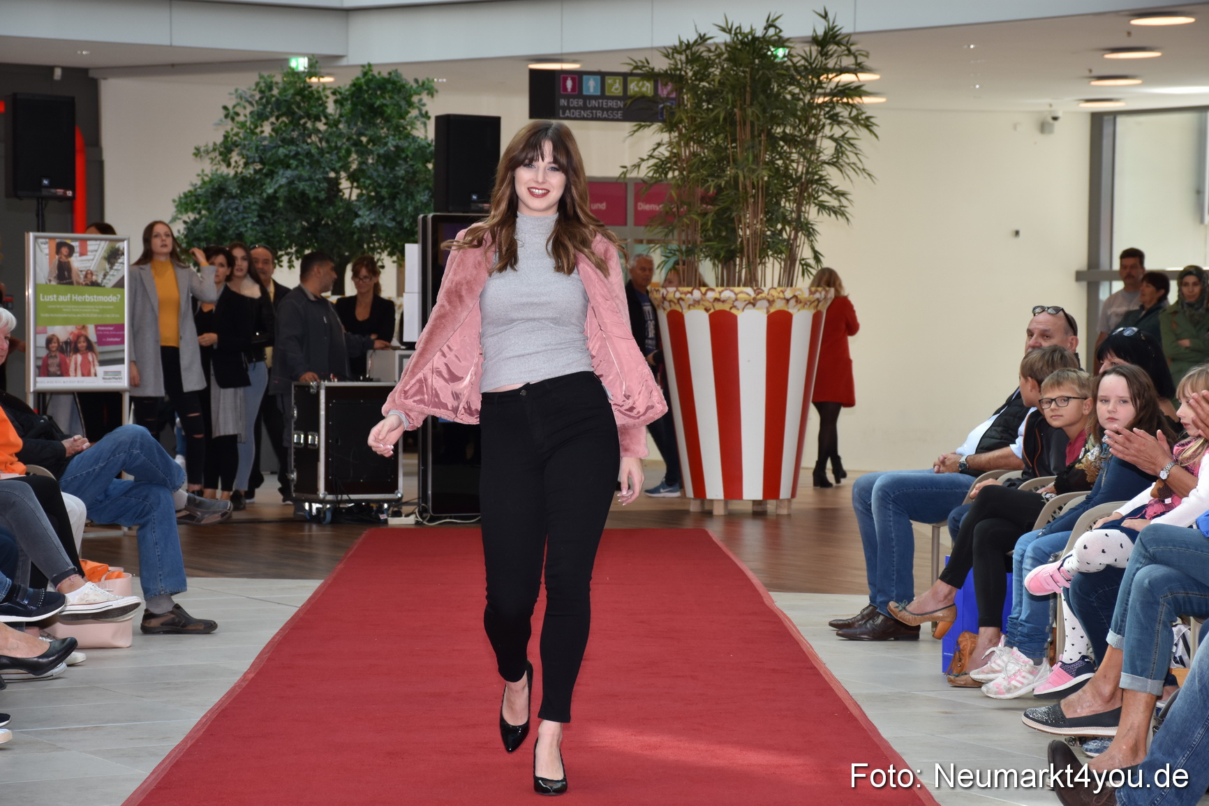 Herbstmodenschau NeuerMarkt 290918 0058