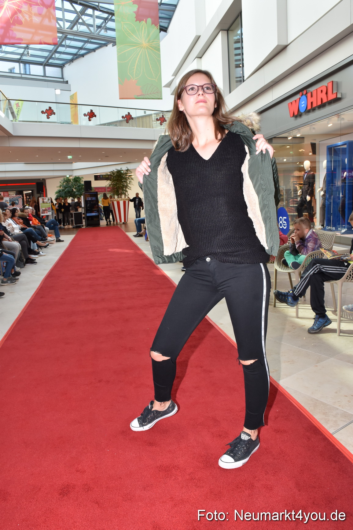 Herbstmodenschau NeuerMarkt 290918 0062