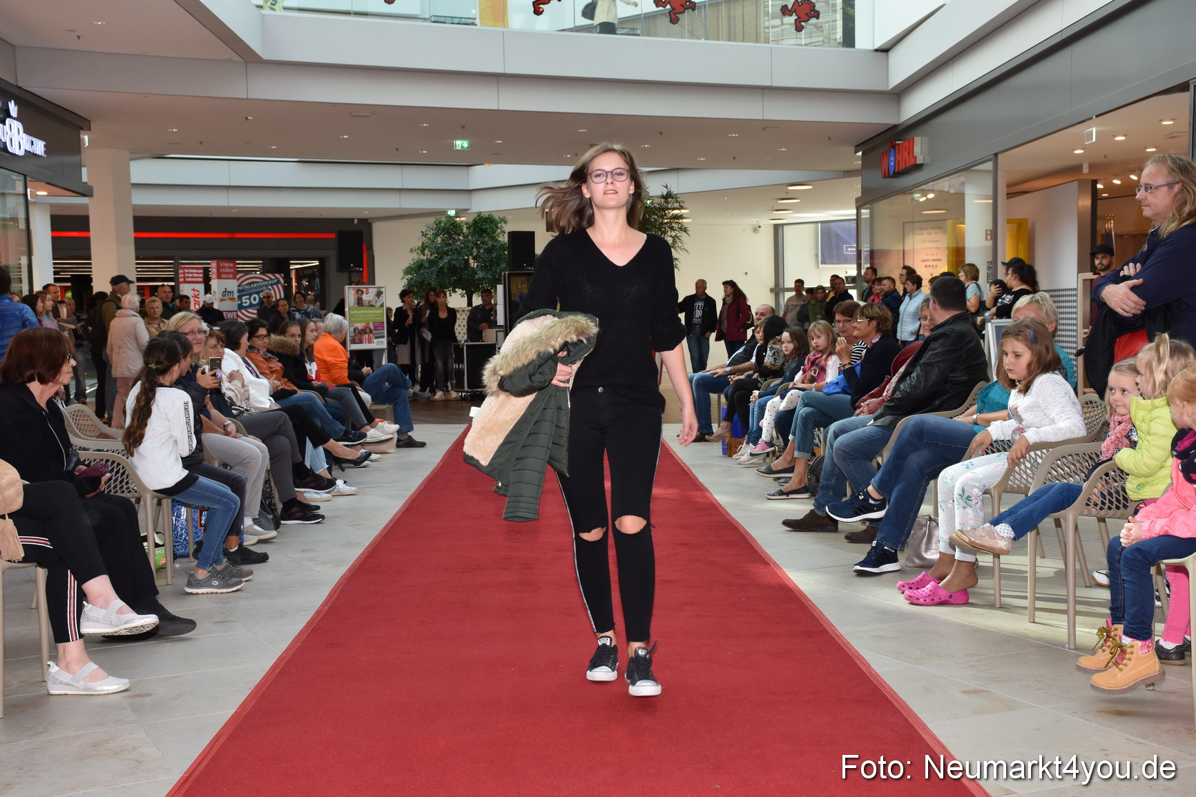 Herbstmodenschau NeuerMarkt 290918 0063