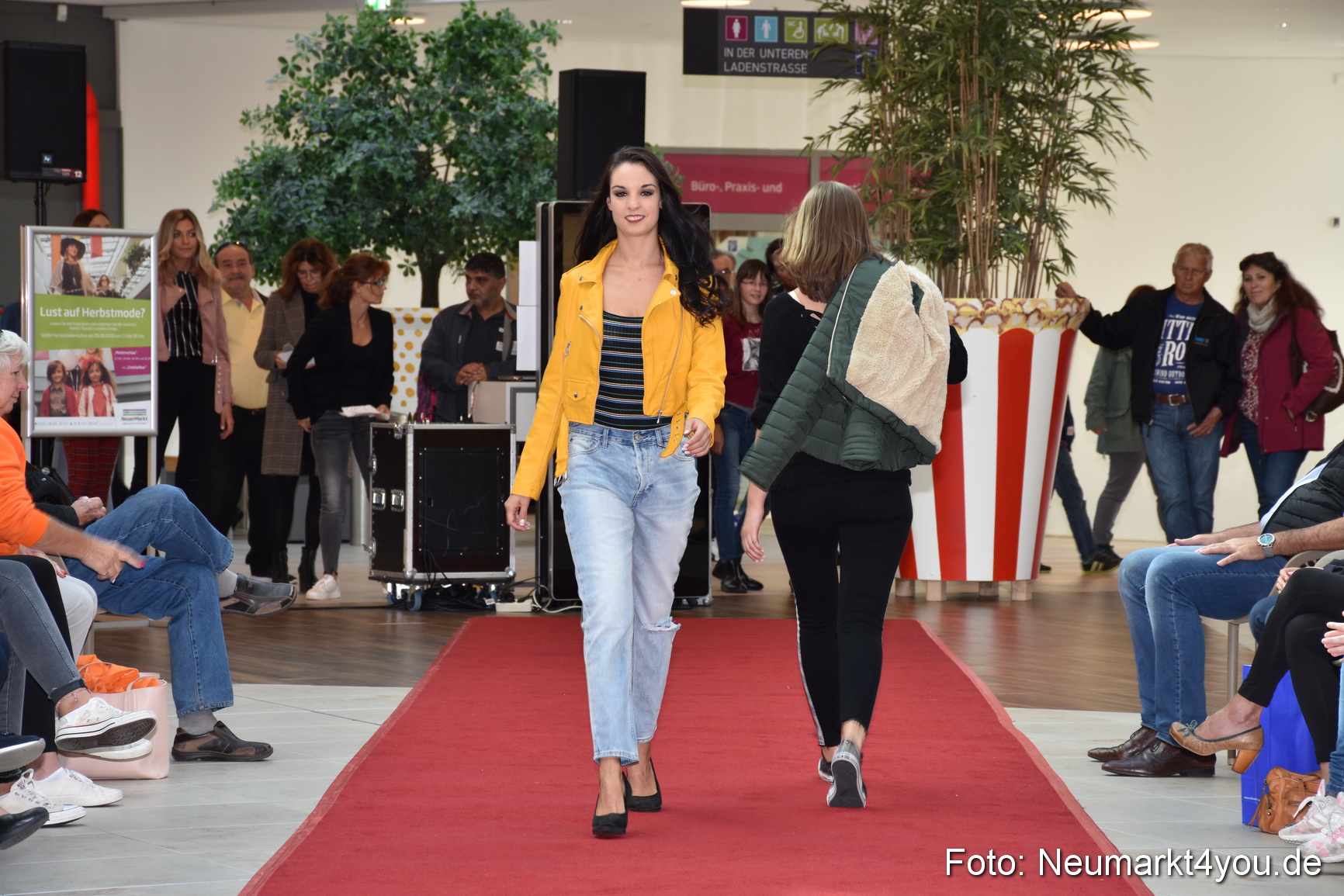 Herbstmodenschau NeuerMarkt 290918 0064