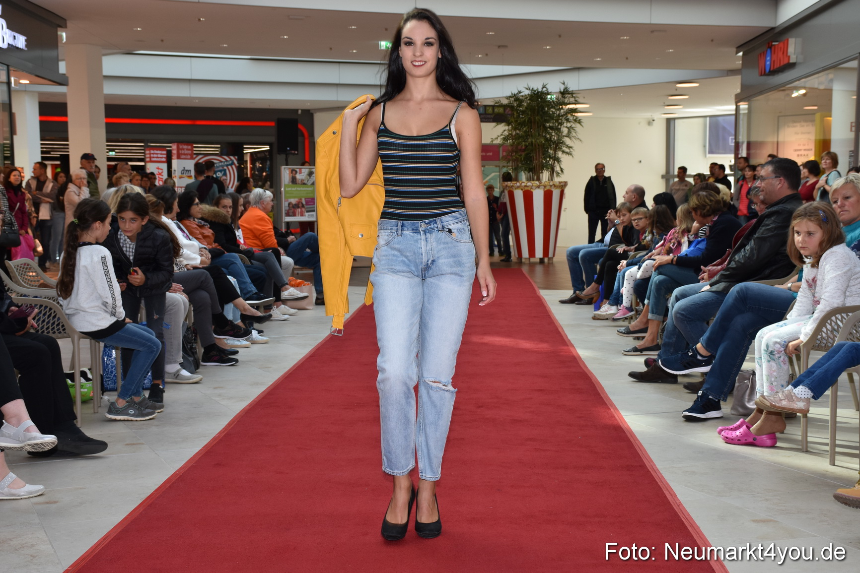 Herbstmodenschau NeuerMarkt 290918 0066