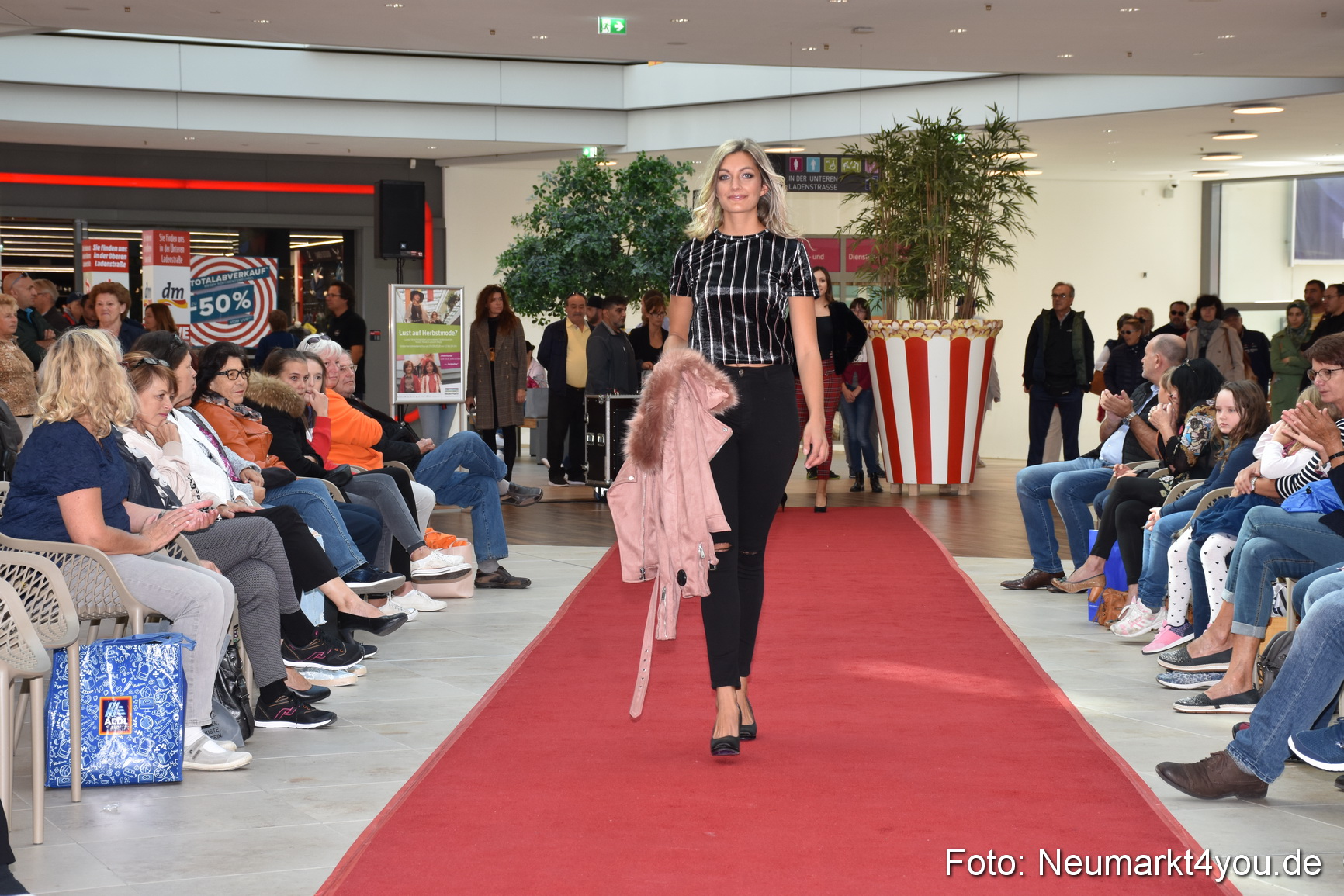 Herbstmodenschau NeuerMarkt 290918 0068