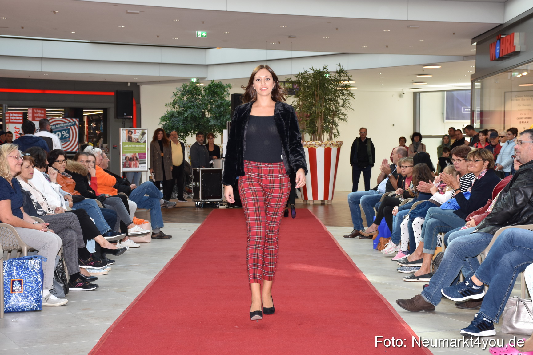 Herbstmodenschau NeuerMarkt 290918 0069