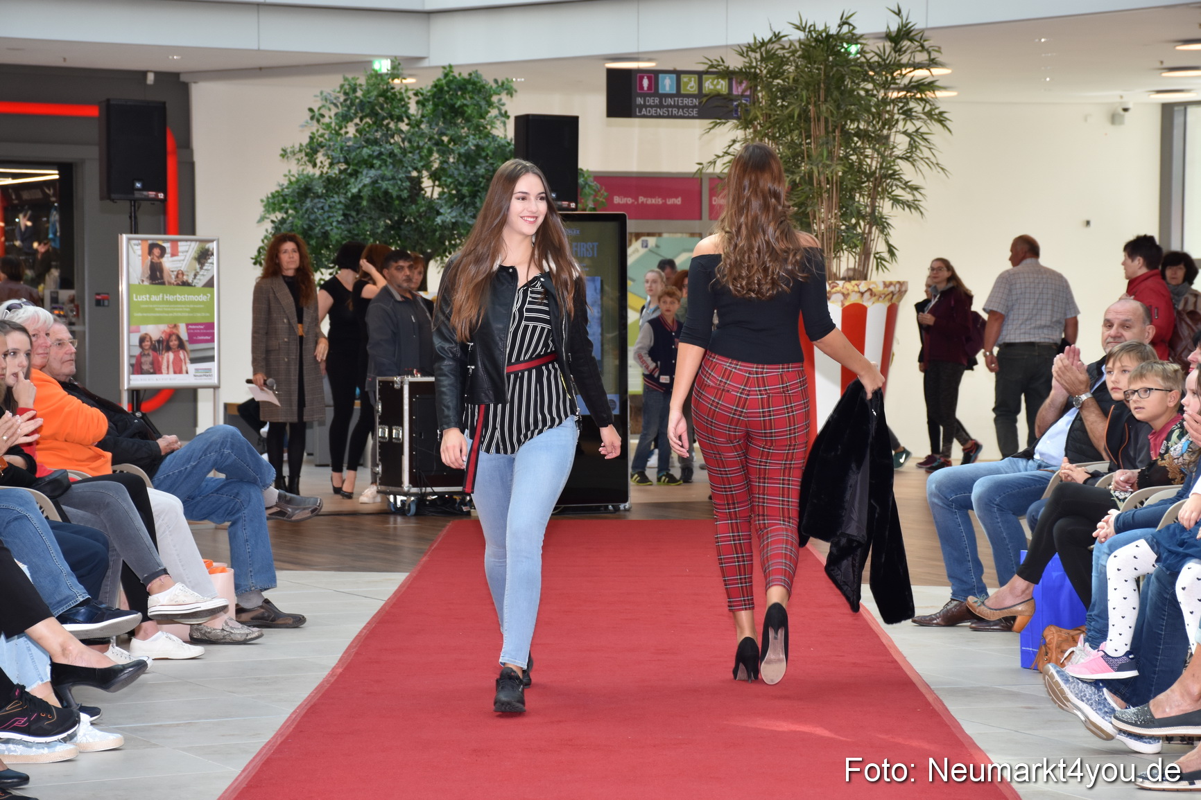 Herbstmodenschau NeuerMarkt 290918 0070