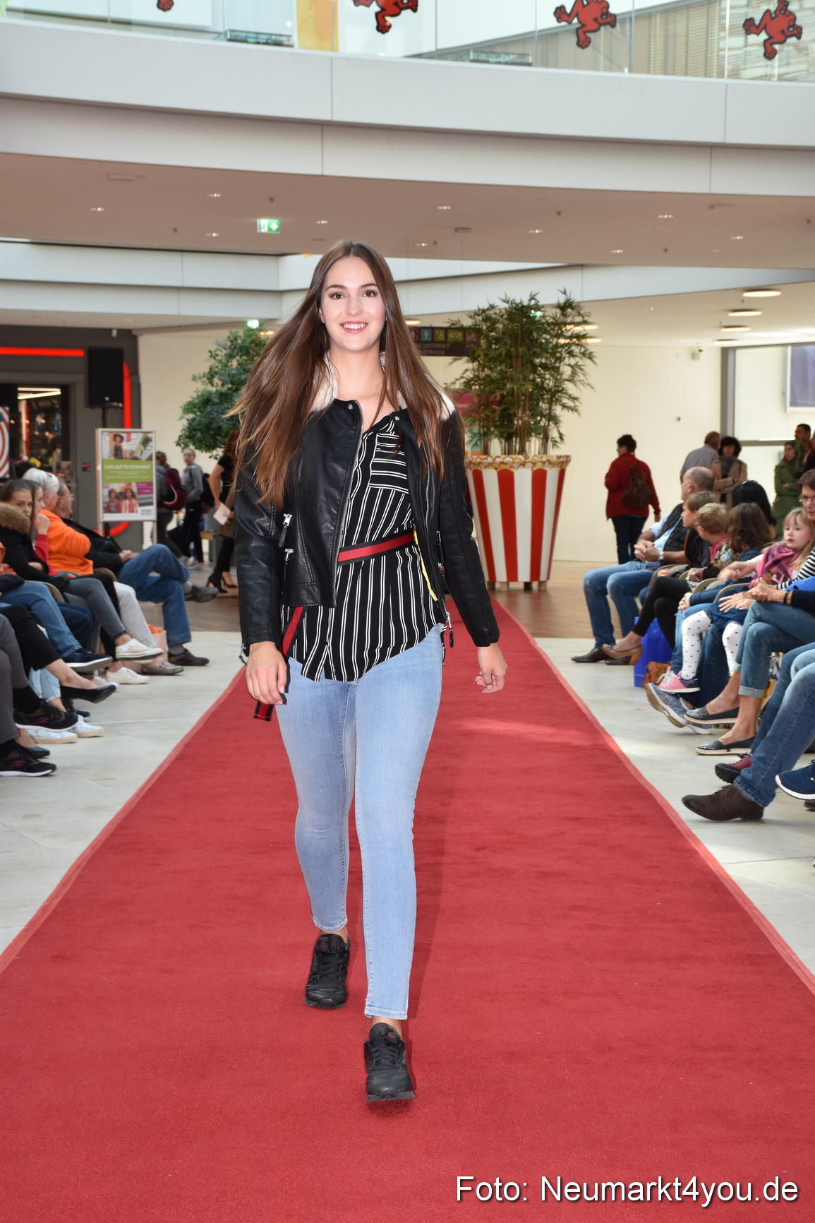 Herbstmodenschau NeuerMarkt 290918 0071